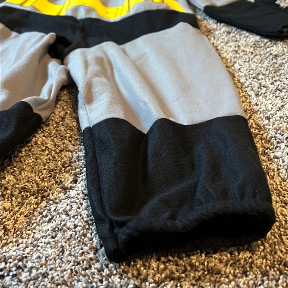 🎃Batman Kids Costume with Cape - Gray, Black, and Yellow, Size Toddler - Picture 5 of 13
